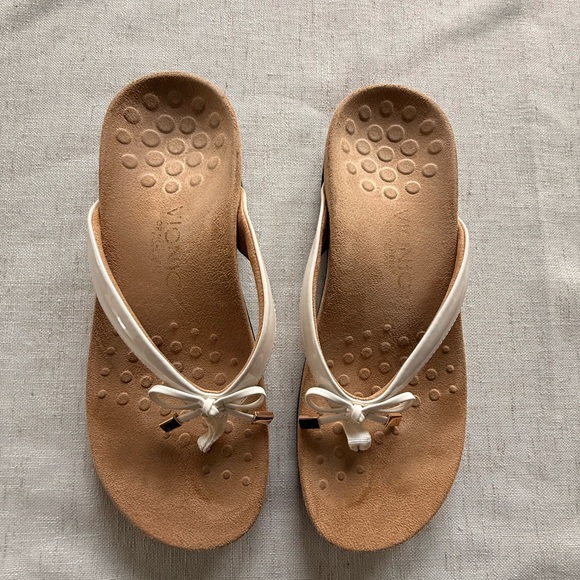Vionic Bella toe post cream and Tan Women's Sandals - Picture 1 of 4